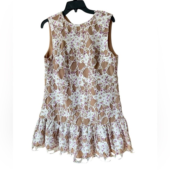 Elliatt Dresses & Skirts - Elliatt Floral Lace Sleeveless heartbeat mini Dress size M